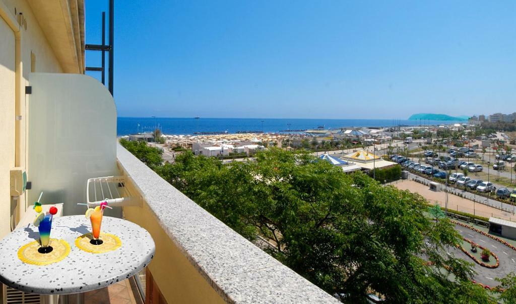 Hotel Alba Serena Misano Adriatico Kültér fotó
